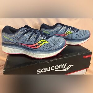 Saucony Women's Athletic Shoes size 5  in Blue with Pink Soles Triumph ISO 5 new